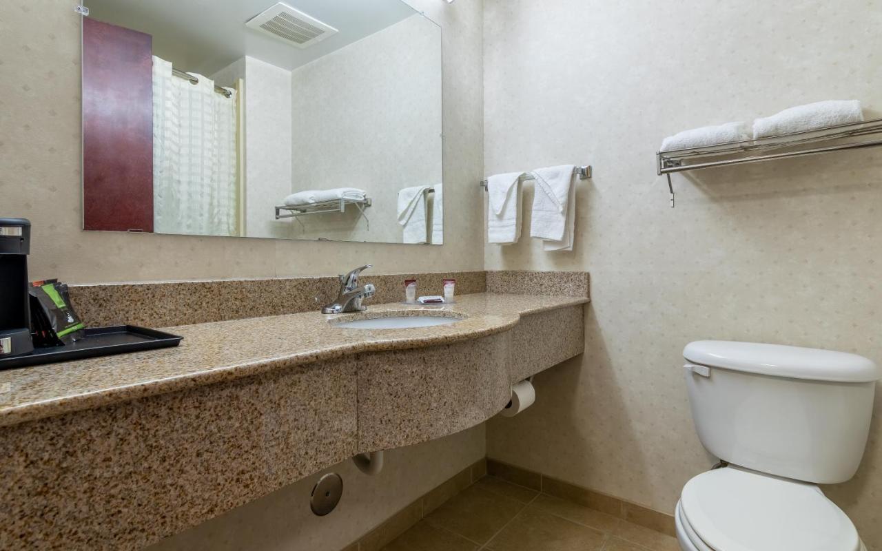 Executive Inn & Suites אפר מרלבורו מראה חיצוני תמונה